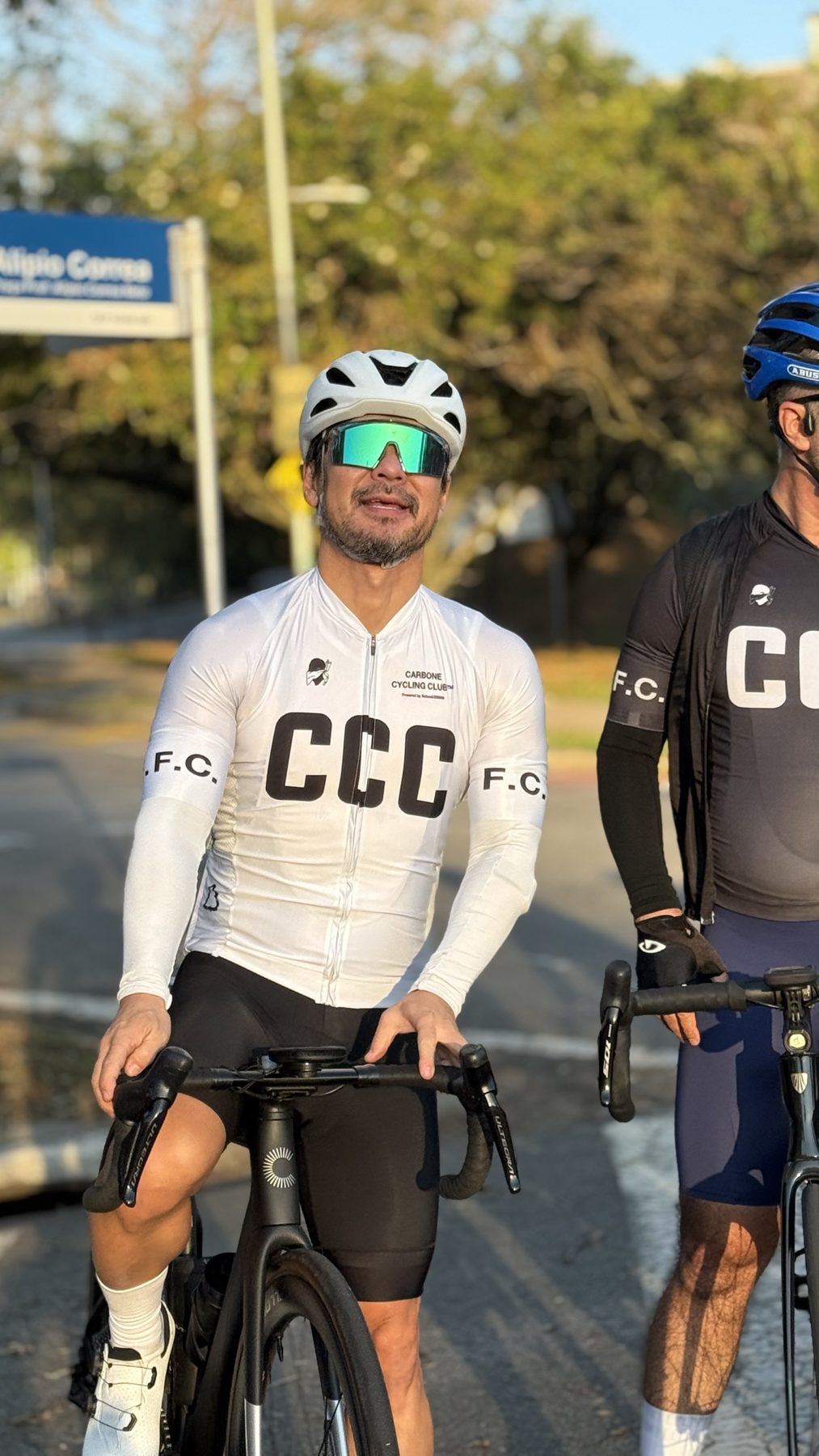 Ciclista de camisa branca CCC ao nascer do sol